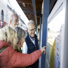 Menschen am Fahrplan