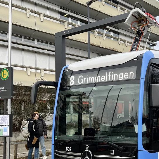 Elektrobus an Bushaltestelle (Linie 8 Grimmelfingen)