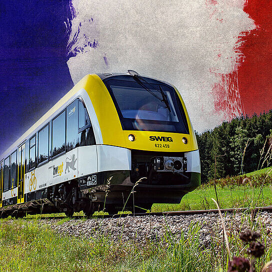 Fotomontage, bwegt Zug im Vordergrund, im Hintergrund Frankreich Flagge