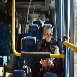 Frau im Bus