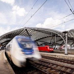 Ausfahrender Zug aus Bahnhof