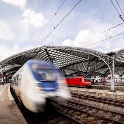 Ausfahrender Zug aus Bahnhof