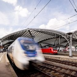 Ausfahrender Zug aus Bahnhof