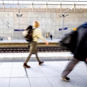 Fahrgäste auf Bahnsteig