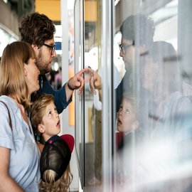 Familie am Fahrplan