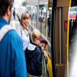 Familie am Bahnsteig