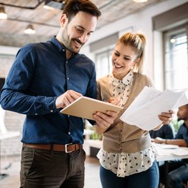 Mann und Frau im Büro