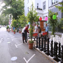 Kickerspieler auf der Straße