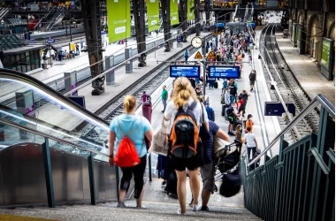 Menschen im Bahnhof